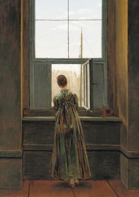 Frau am fenster mit aussicht ins grüne