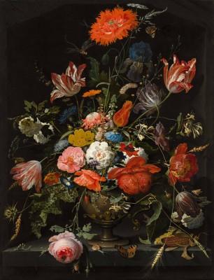 Blumen in einem metallenen vasenarrangement