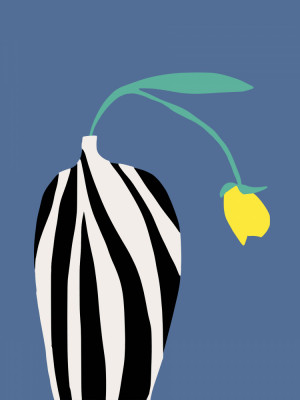 Tulpe in vase mit zebramuster vor blauem hintergrund