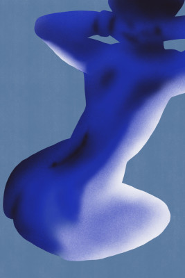 Farbiger akt in blauem schattenlicht