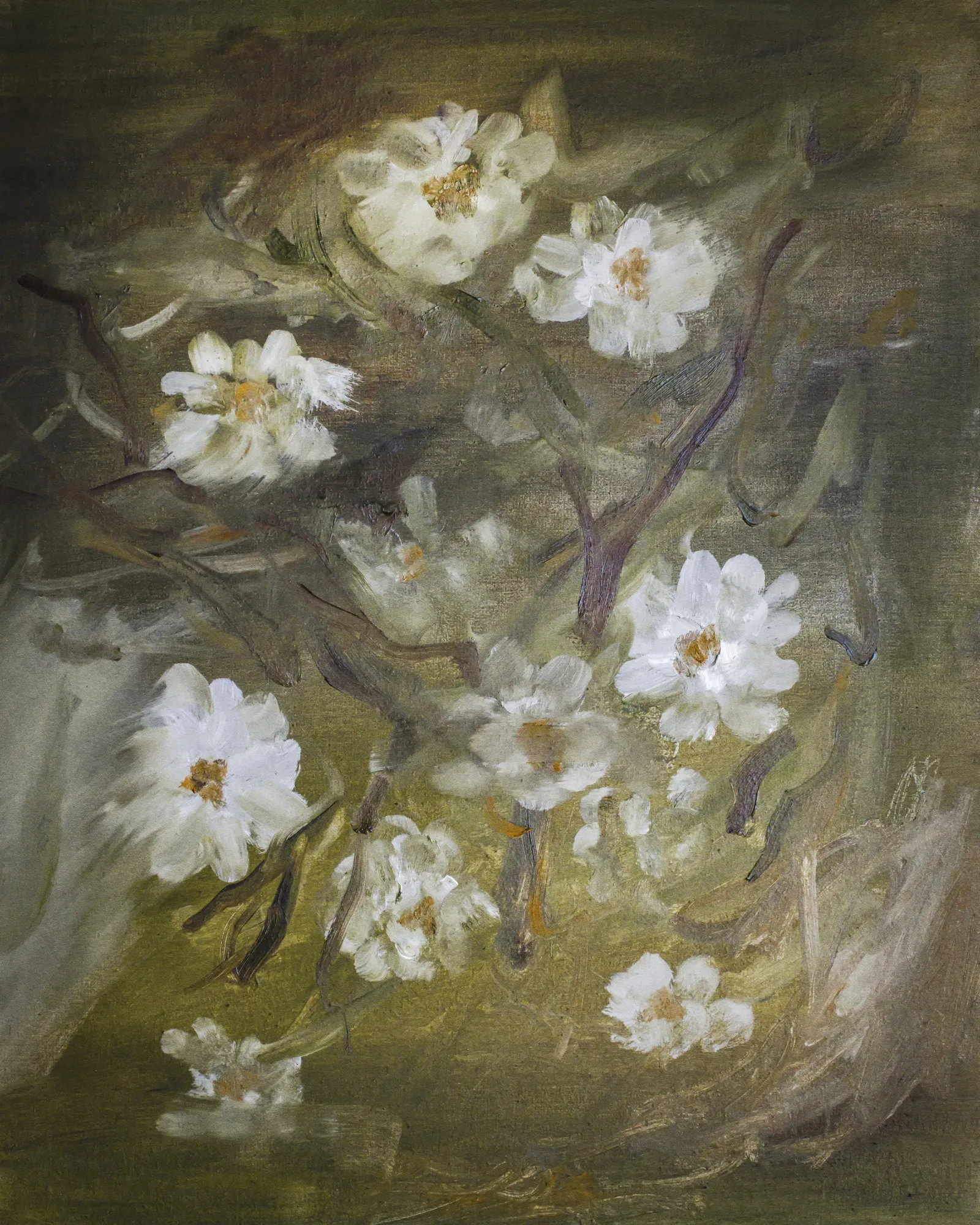 Moosige rosen in grün-weißem garten